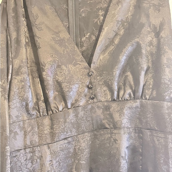 Elegant Black V-Neck Dress - Picture 4 of 6